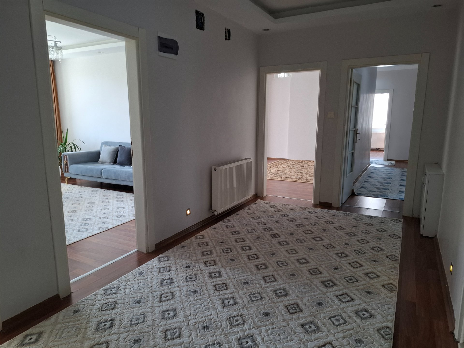 ZÜMRÜT SİTESİNDE ANAYOL CEPHELİ FERAH VE GENİŞ SATILIK DAİRE