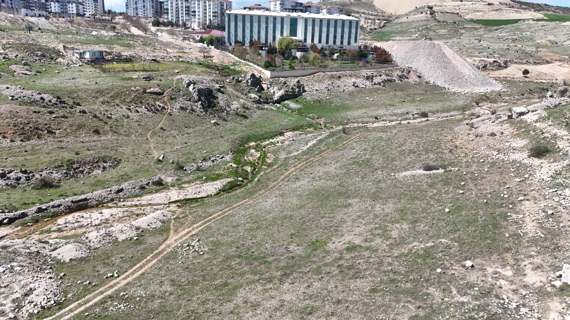 YERLEŞİM YERİNE YAKIN SATILIK 3500 M2 TARLA